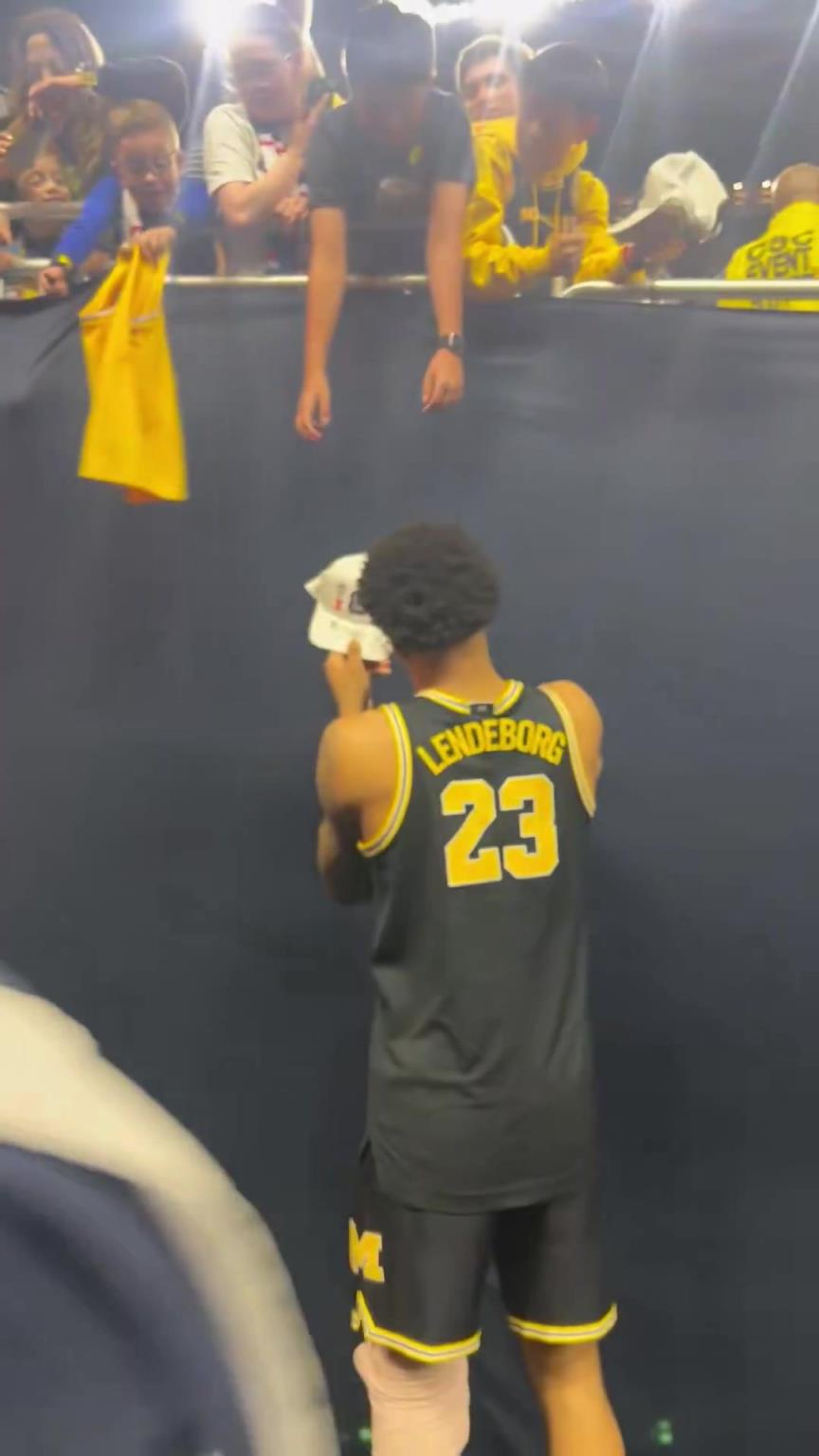 今年前十行情！伦德伯格拿下NCAA冠军，给球迷热心签名