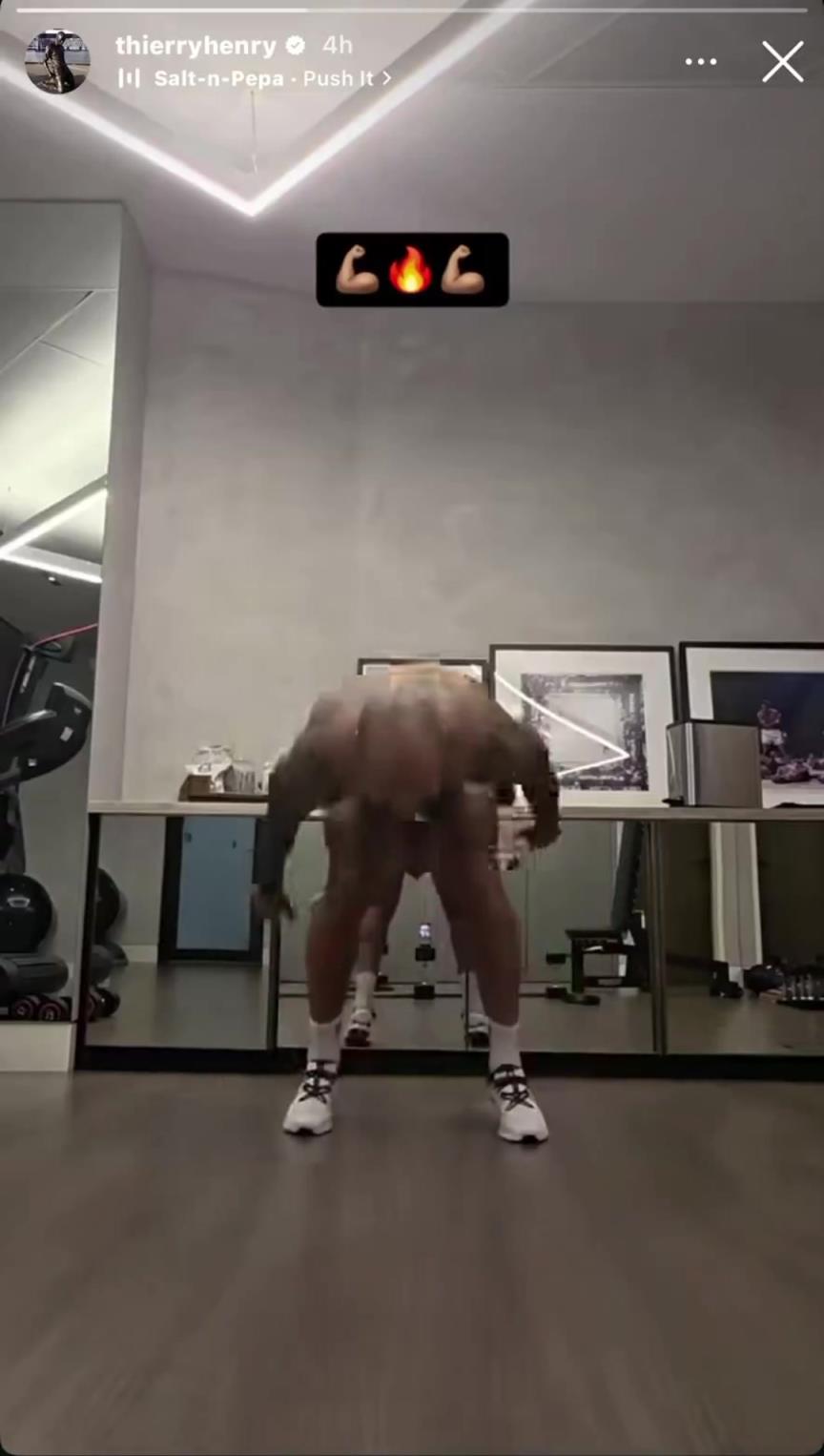 48岁亨利晒健身日常,退役多年依然保持教科书级完美身材!