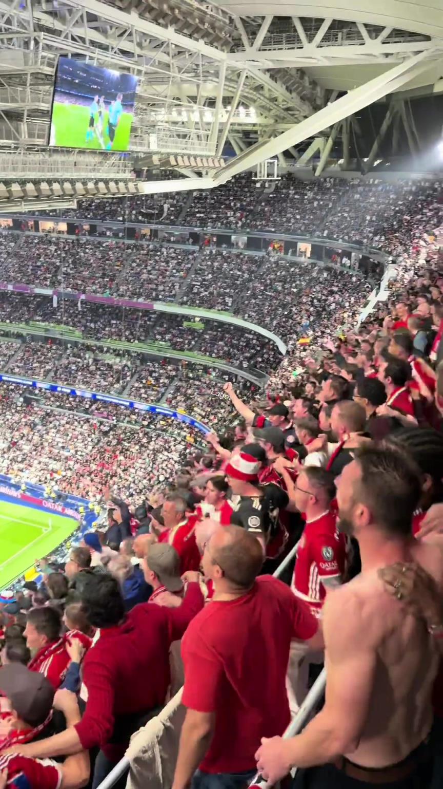 MiaSanMia！来看看拜仁客场死忠球迷在伯纳乌有多疯狂吧！