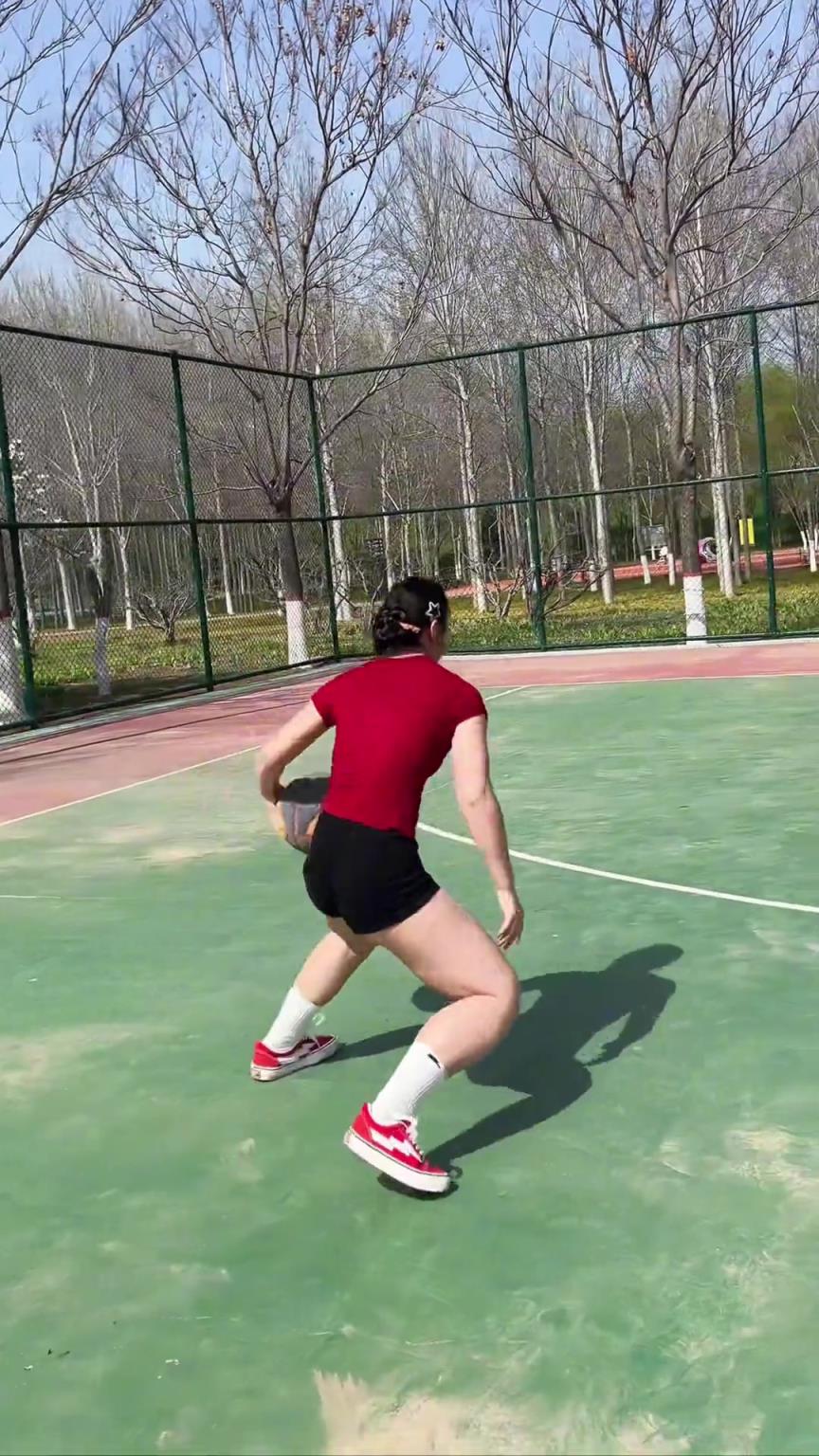 兄弟，我媳妇这球打的如何？