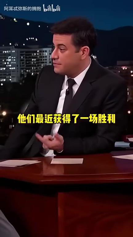 这个想要杀人的眼神……当科比节目上看到尼克杨疯狂耍宝!