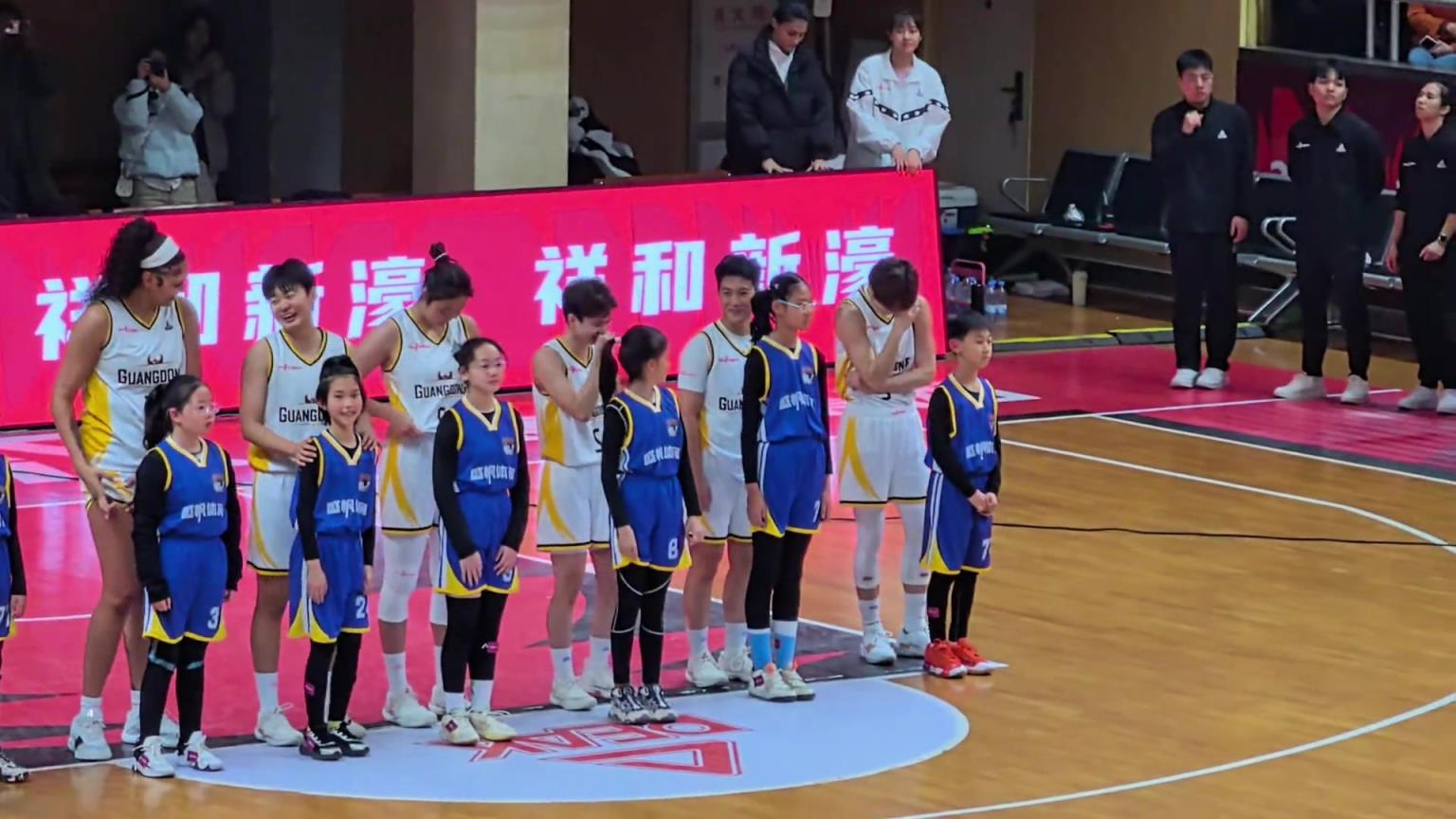 你们猜，姐姐她在笑什么？ 哈哈哈哈哈哈哈哈……