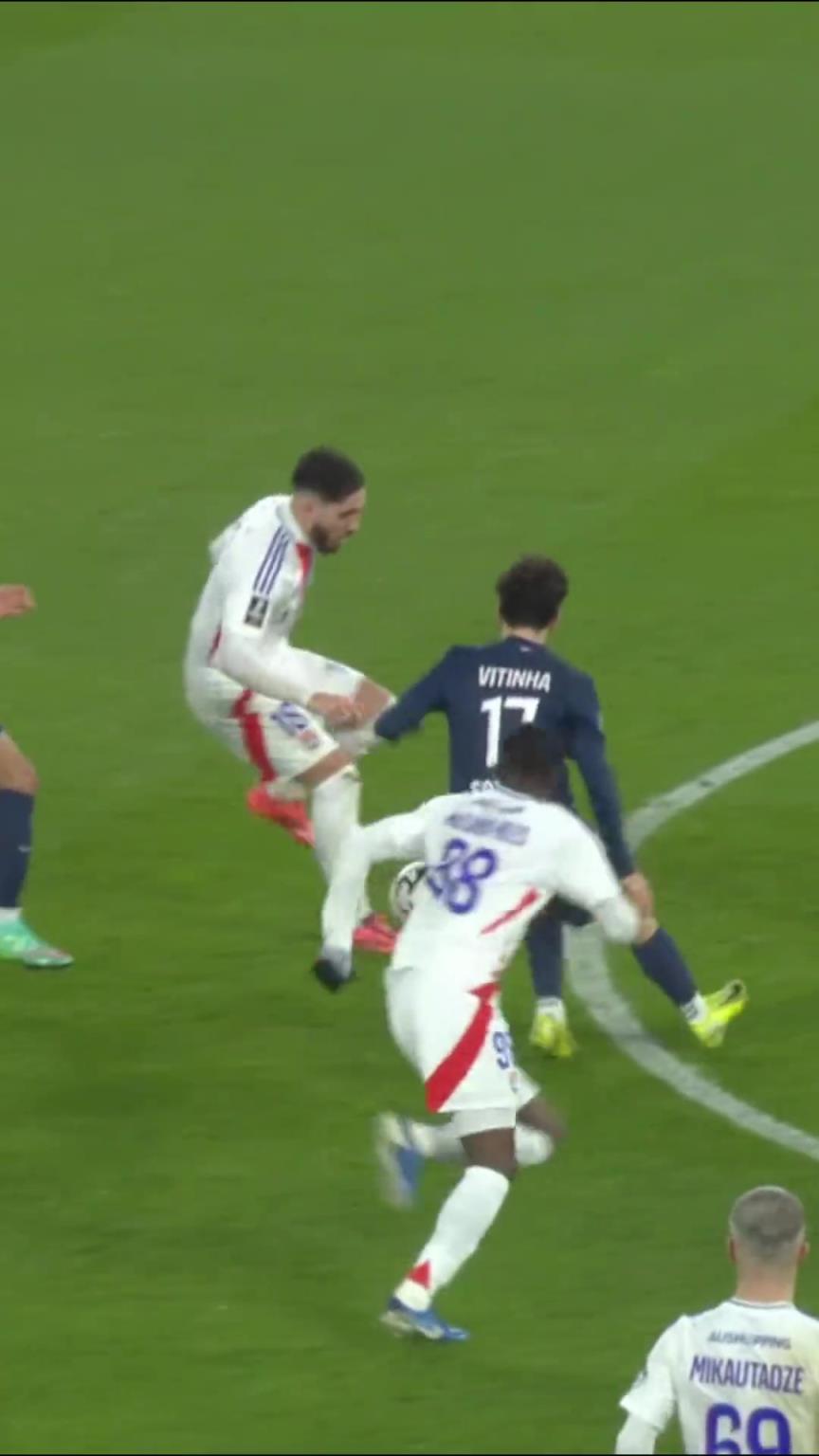 面对巴黎多名球员的包夹,谢尔基的选择是