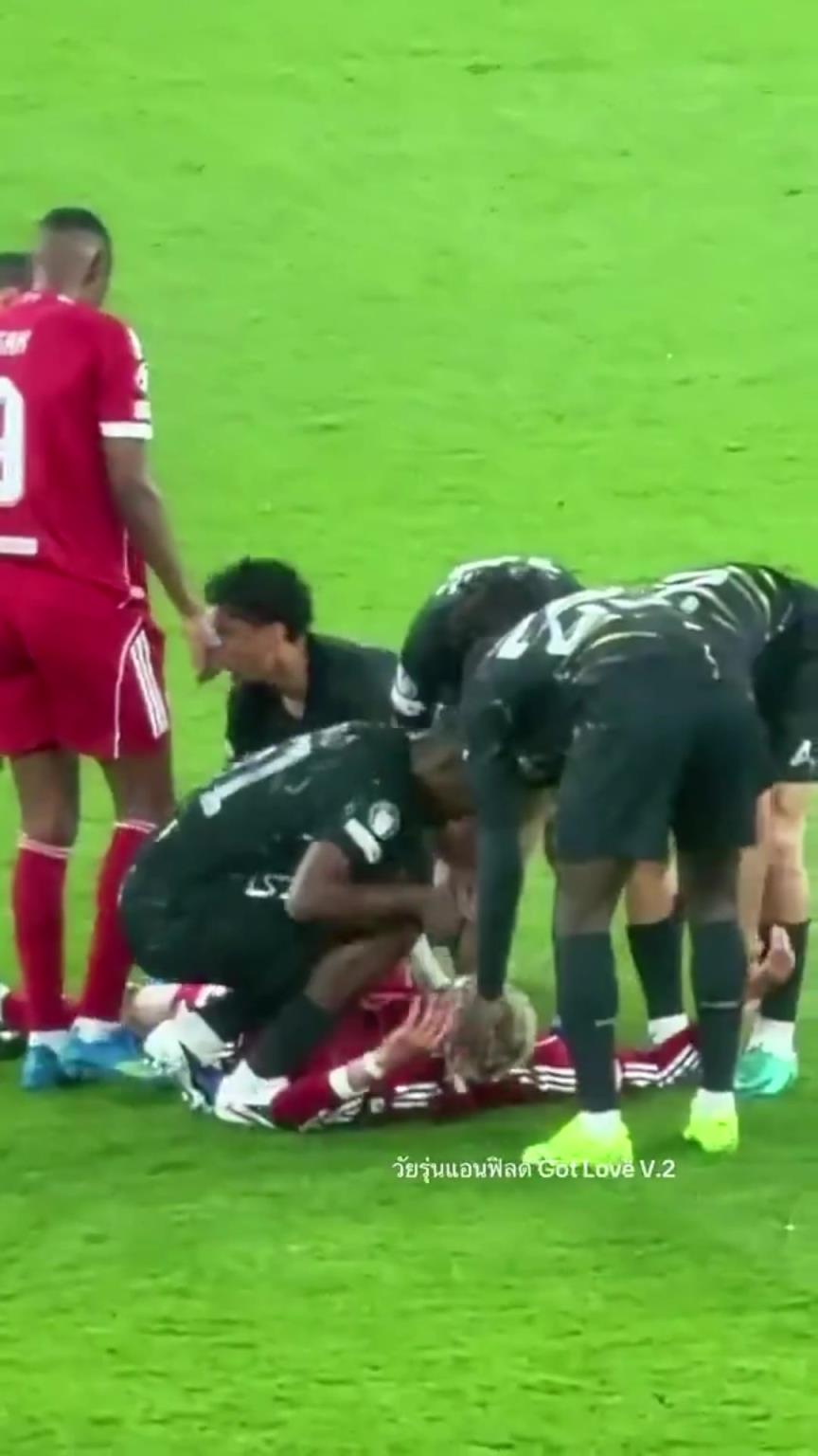 纯粹的体育精神！巴黎球员们围住并安慰受伤的埃基蒂克