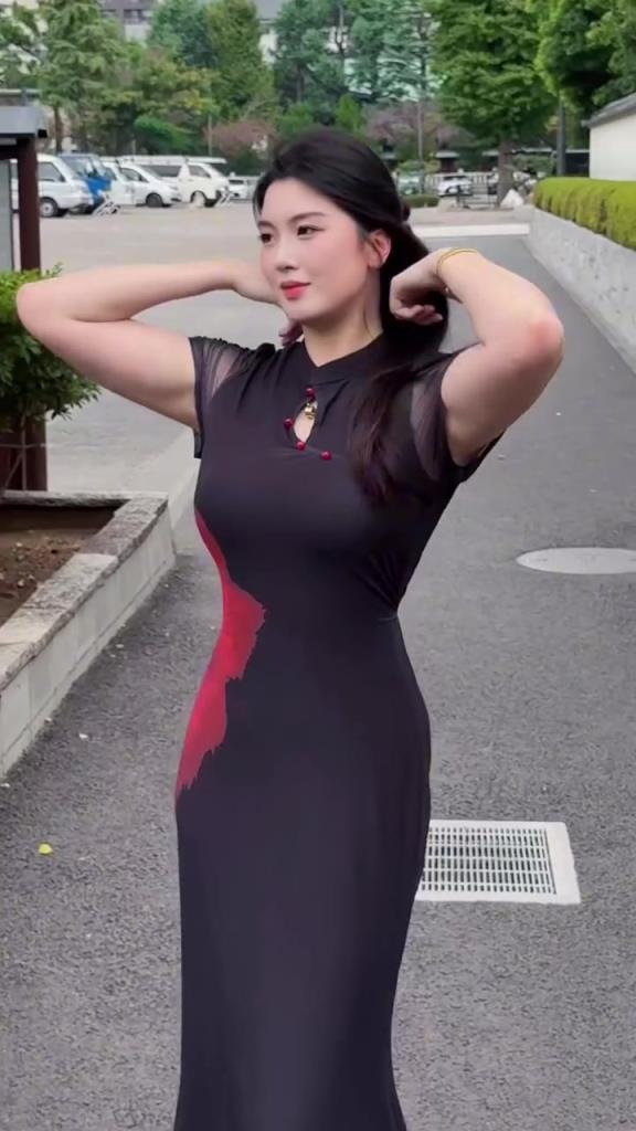 哇塞！野球场肘姐这身旗袍也太显身材了吧！