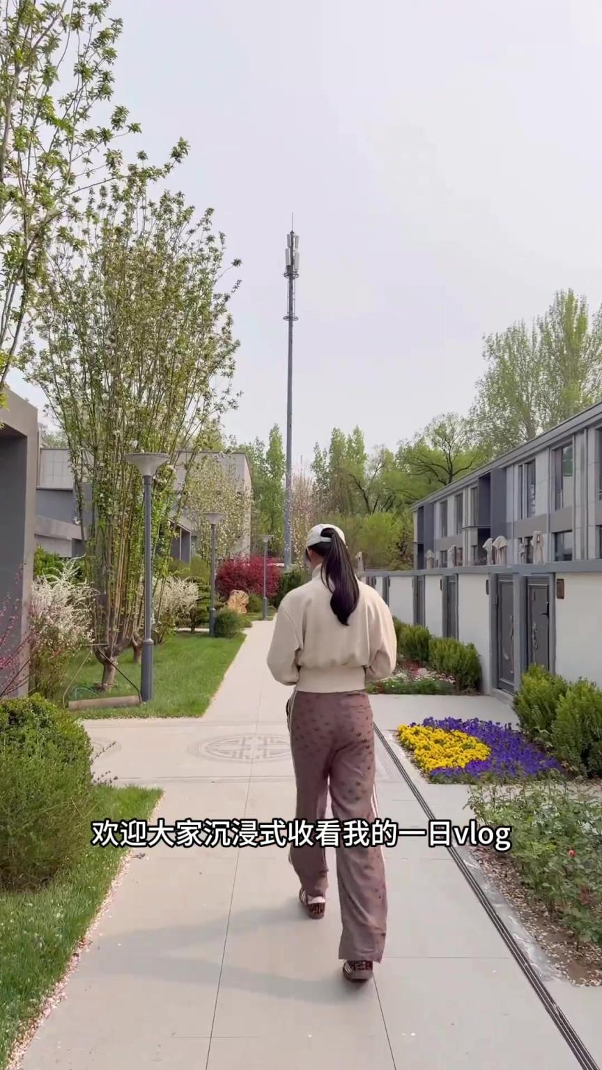 篮球运动员卓识晒学习一日vlog：精美化妆后去健身+做作业