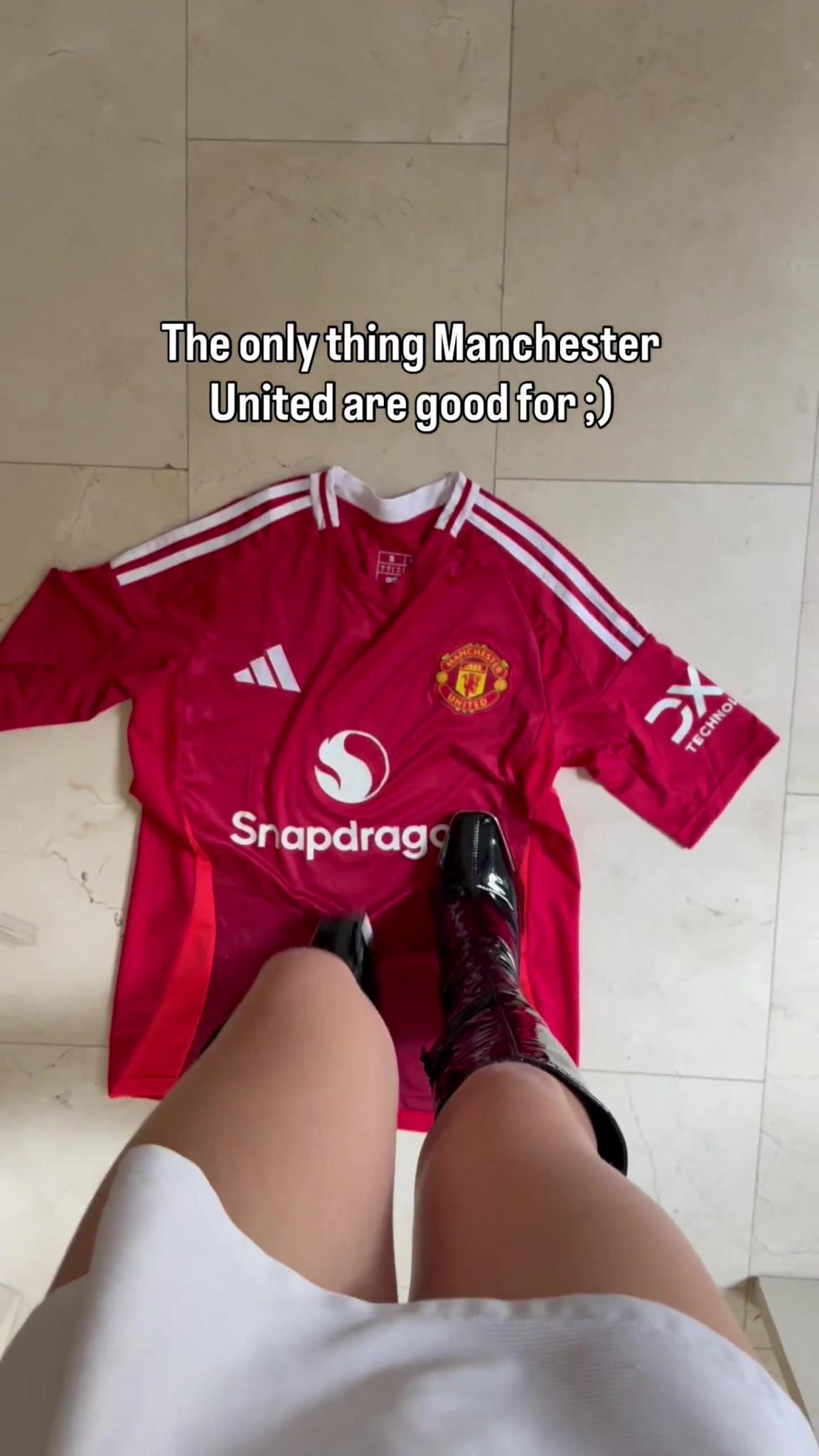 切尔西成人女星粉丝踩踏曼联球衣引发众怒