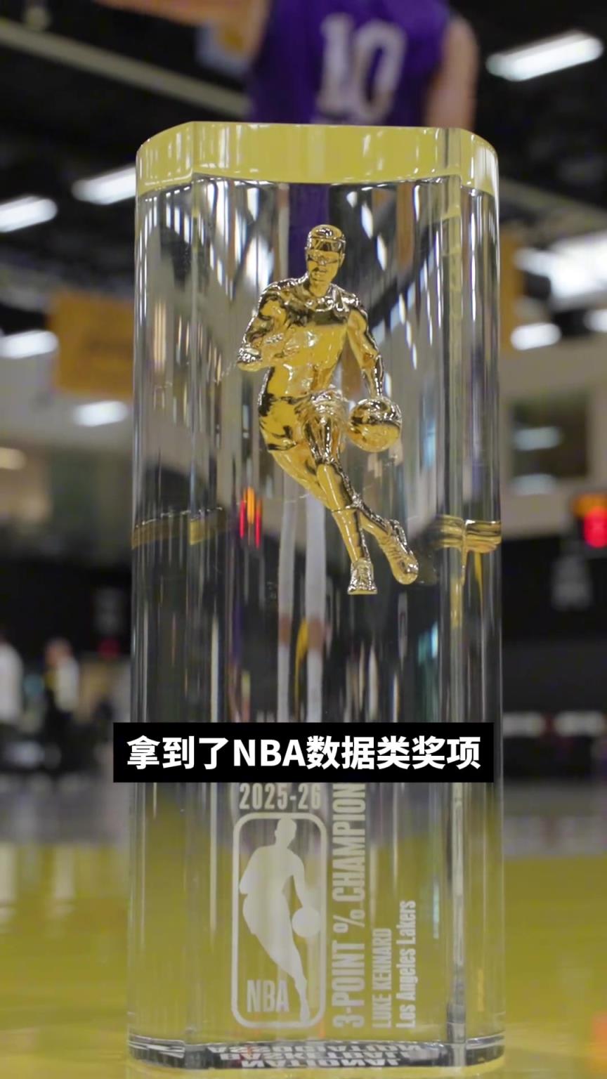 不愧是常规赛三分命中率最高的球员！这场比赛表现证明了自己...