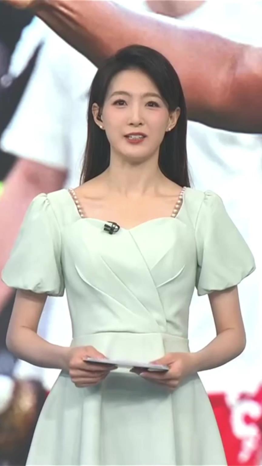 打几分？天足美女主持雪儿身穿连衣裙很清秀端庄