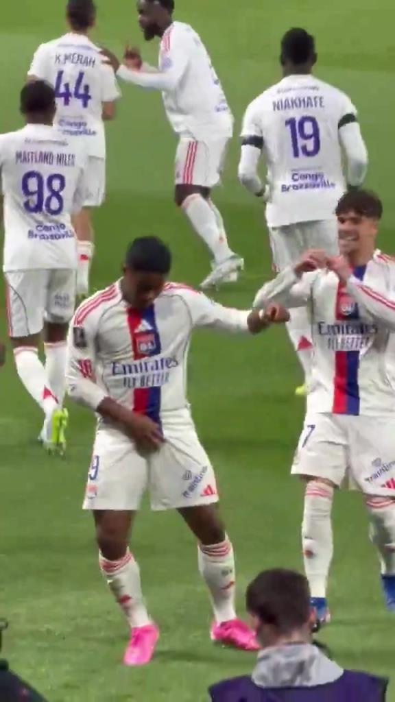 恩德里克胆子真大，竟然敢在大巴黎极端球迷面前这样庆祝