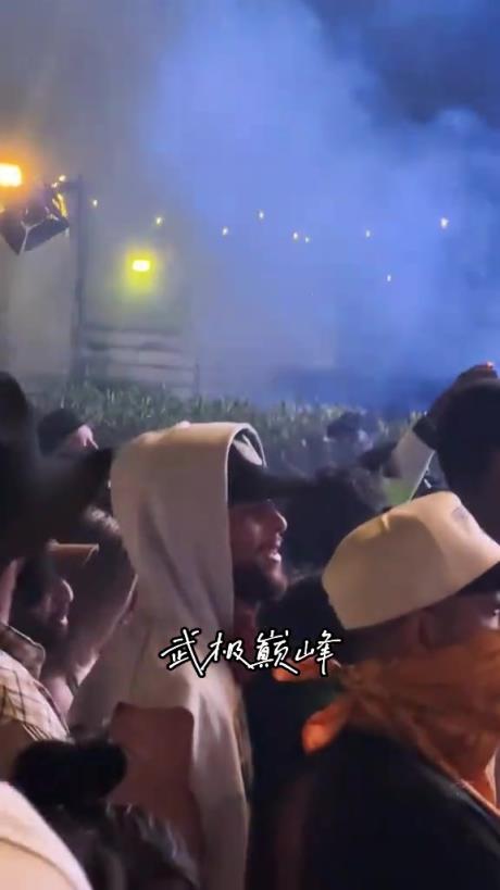 库里陪着妻子阿耶莎观看科切拉音乐会，恩爱缠绵~