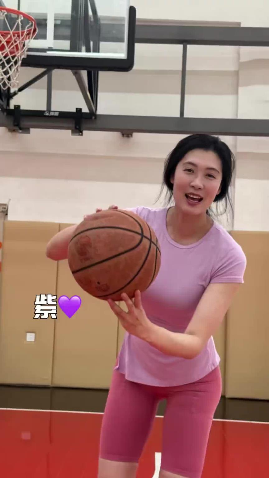 妹妹说紫色很有韵味  学妹布兰妮这装备加“防守”嘛？