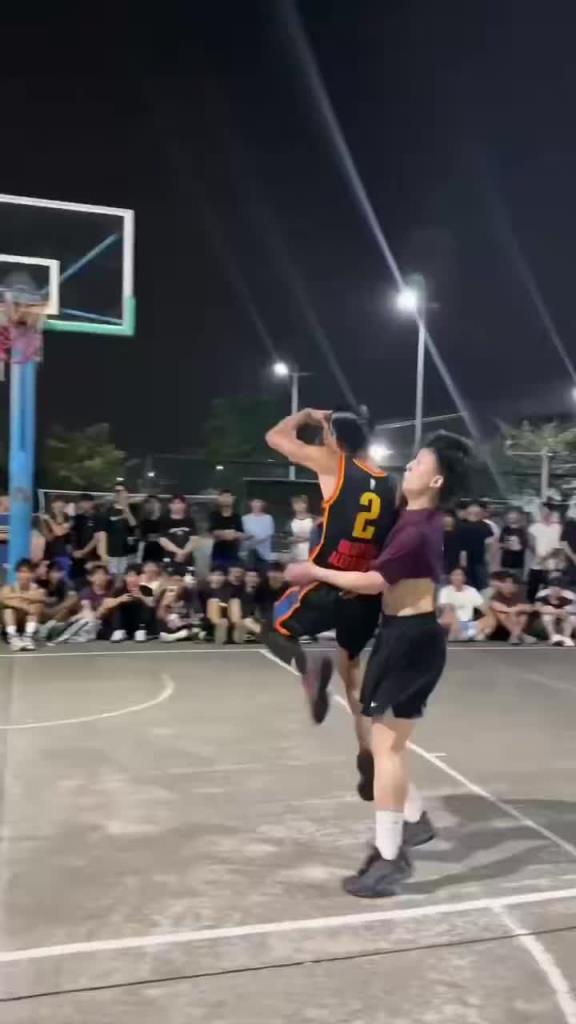 太搞了一哥们搞笑模仿SGA造犯规！火到外网都在转发
